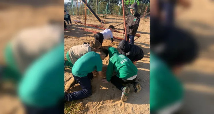 A turma também realizou atividades práticas no pátio da escola, simulando eventos de desmoronamento.