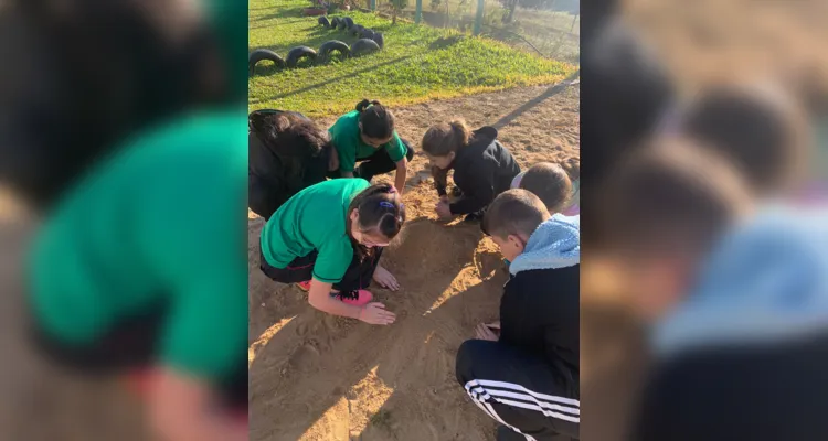 A turma também realizou atividades práticas no pátio da escola, simulando eventos de desmoronamento.