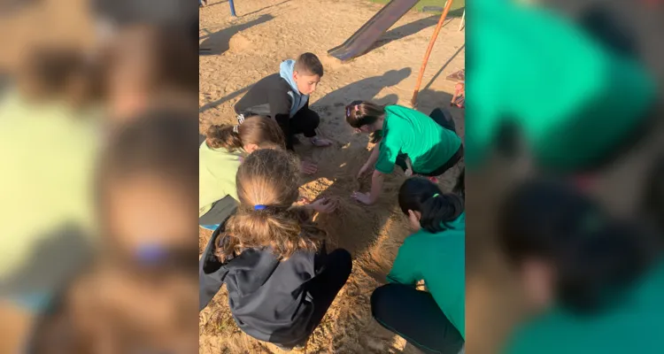 A turma também realizou atividades práticas no pátio da escola, simulando eventos de desmoronamento.