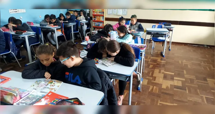 A turma complementou os estudos com pesquisas, discussões em sala e uma conversa com uma conselheira tutelar.