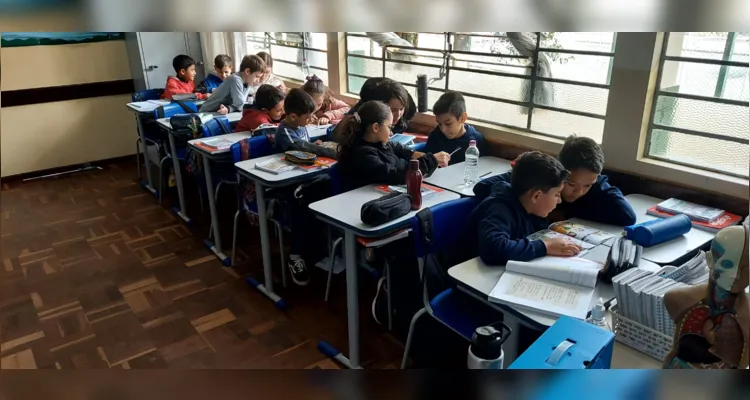 A turma complementou os estudos com pesquisas, discussões em sala e uma conversa com uma conselheira tutelar.