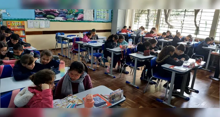 A turma complementou os estudos com pesquisas, discussões em sala e uma conversa com uma conselheira tutelar.