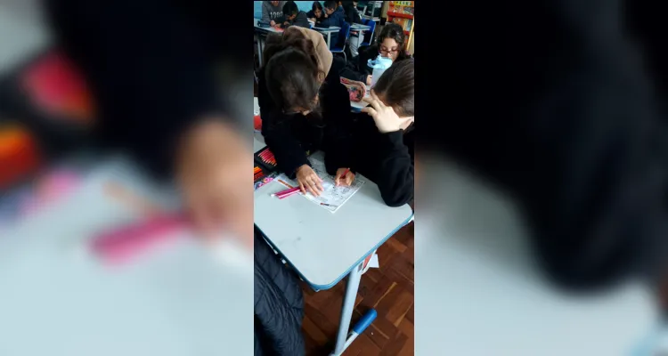 A turma complementou os estudos com pesquisas, discussões em sala e uma conversa com uma conselheira tutelar.