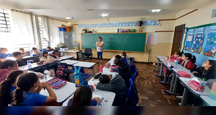 A turma complementou os estudos com pesquisas, discussões em sala e uma conversa com uma conselheira tutelar.