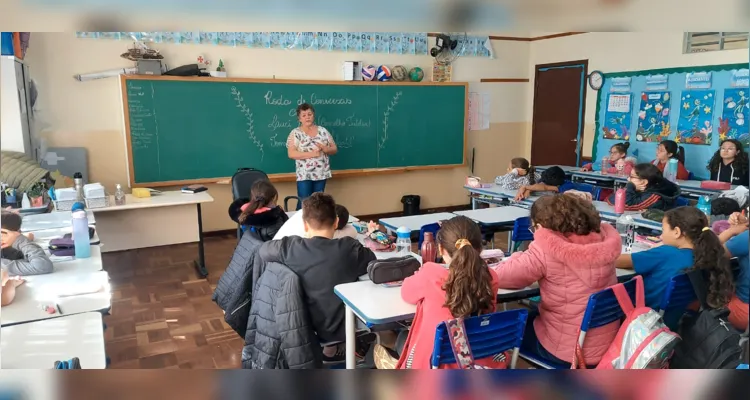 A turma complementou os estudos com pesquisas, discussões em sala e uma conversa com uma conselheira tutelar.