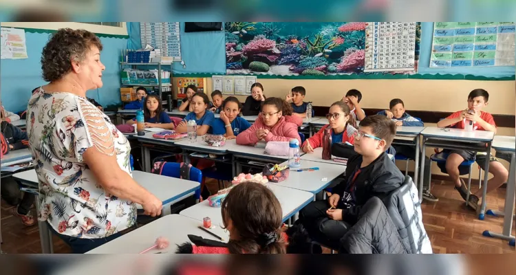 A turma complementou os estudos com pesquisas, discussões em sala e uma conversa com uma conselheira tutelar.