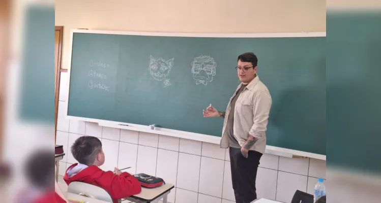 Durante o encontro, os educandos tiveram a chance de conhecer de perto o processo criativo do ilustrador.