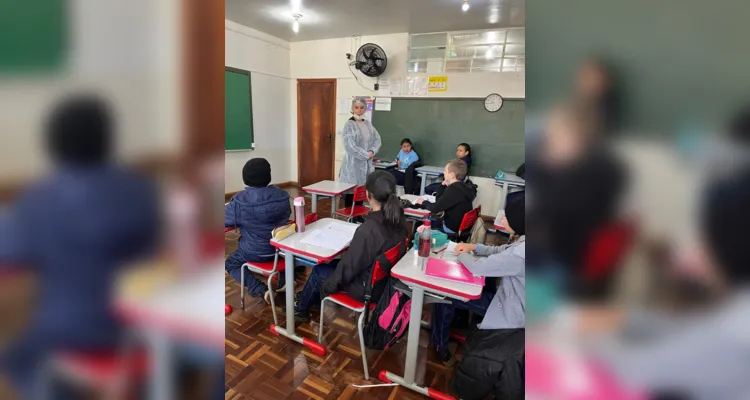 A turma também recebeu a visita de uma dentista em sala de aula.