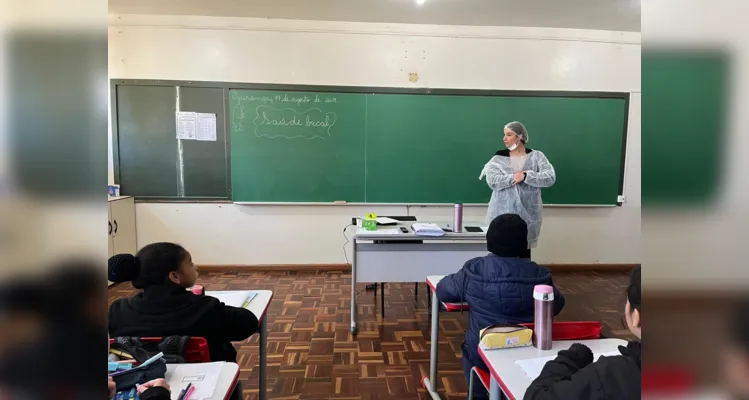 A turma também recebeu a visita de uma dentista em sala de aula.