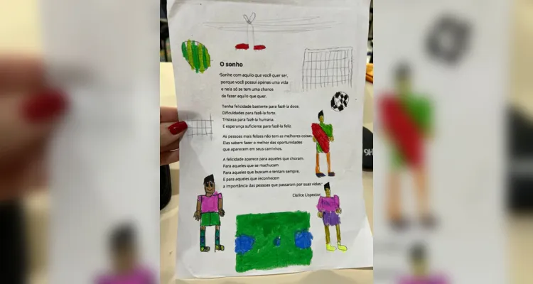 Parte das atividades realizadas pela turma incluiu ilustrações de um poema da autora estudada.