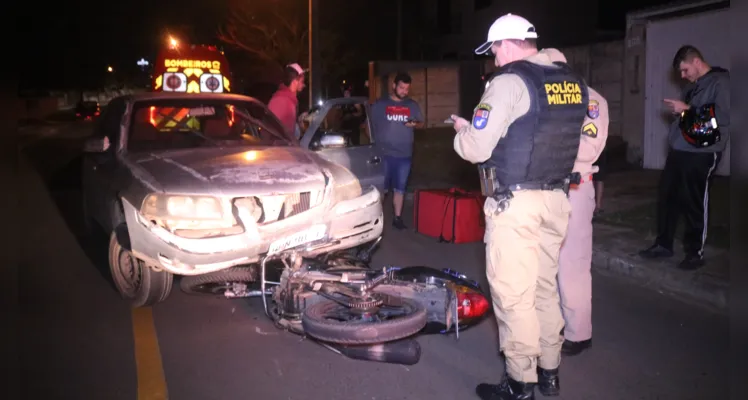 Motociclista caiu e ficou ferido após a colisão frontal