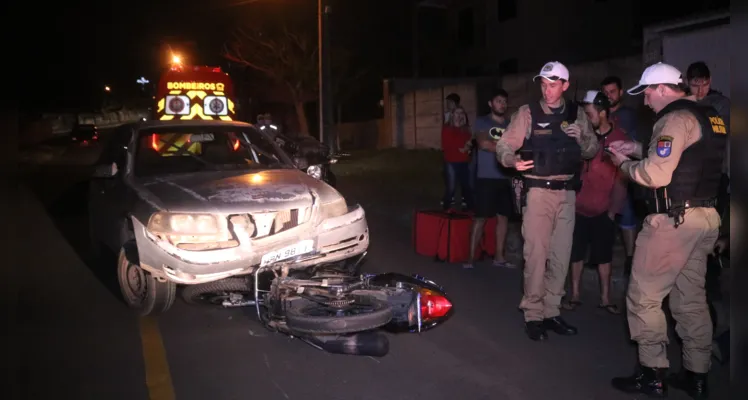 Motociclista caiu e ficou ferido após a colisão frontal