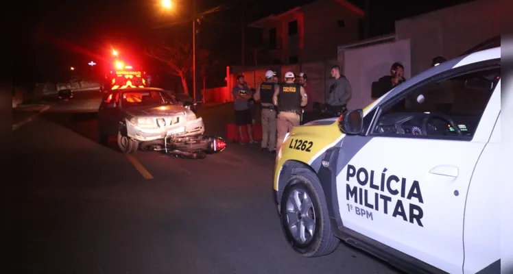 Motociclista caiu e ficou ferido após a colisão frontal