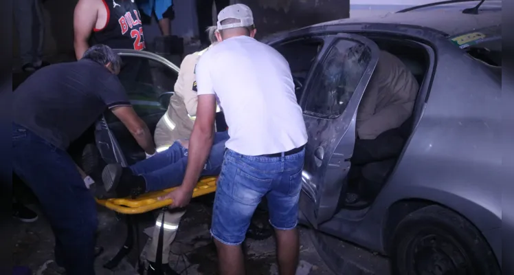 Acidente aconteceu na noite desse sábado, na rua Emiliano Perneta