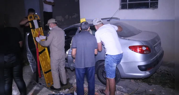 Acidente aconteceu na noite desse sábado, na rua Emiliano Perneta