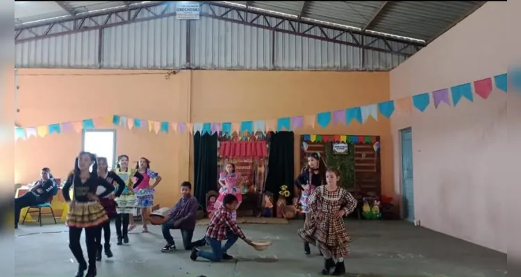 A turma realizou diversas propostas, como a elaboração de desenhos e a participação no tradicional festejo junino da escola.