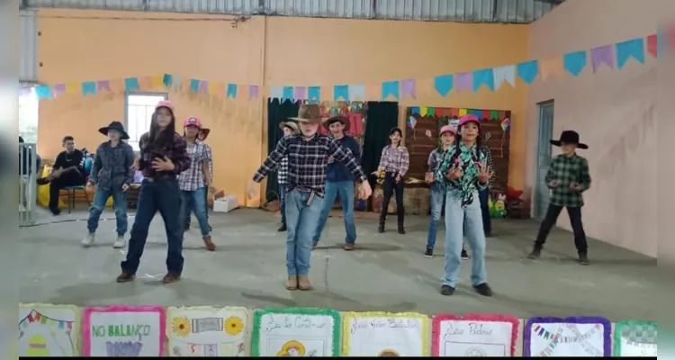 A turma realizou diversas propostas, como a elaboração de desenhos e a participação no tradicional festejo junino da escola.