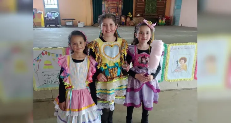 A turma realizou diversas propostas, como a elaboração de desenhos e a participação no tradicional festejo junino da escola.