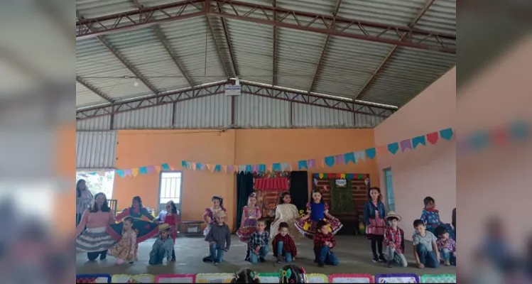 A turma realizou diversas propostas, como a elaboração de desenhos e a participação no tradicional festejo junino da escola.