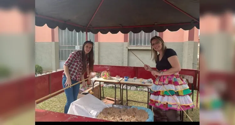 A turma realizou diversas propostas, como a elaboração de desenhos e a participação no tradicional festejo junino da escola.