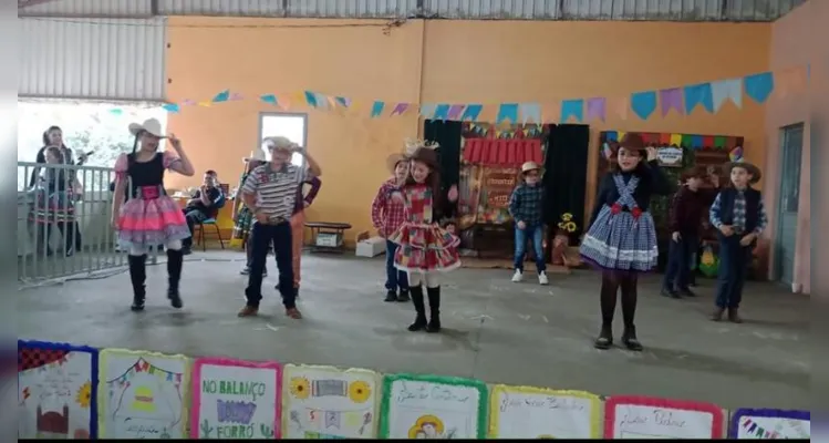 A turma realizou diversas propostas, como a elaboração de desenhos e a participação no tradicional festejo junino da escola.