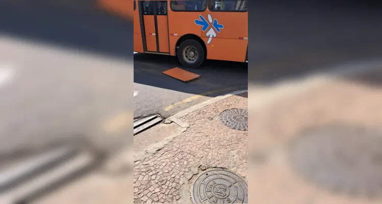 Carro e ônibus se envolvem em acidente nesta segunda em PG