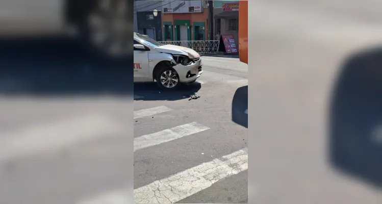 Carro e ônibus se envolvem em acidente nesta segunda em PG