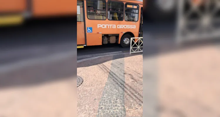 Carro e ônibus se envolvem em acidente nesta segunda em PG