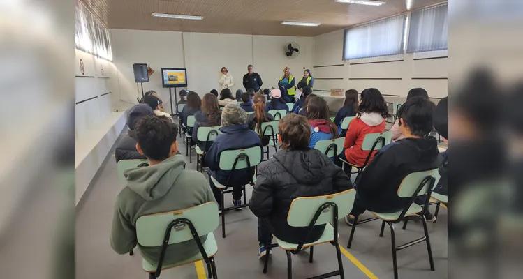 A turma também participou de uma palestra na Escola Prática de Trânsito.