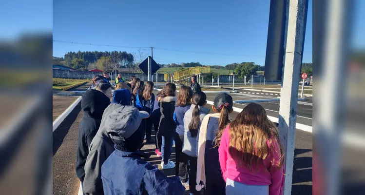 Durante a visita à Escola de Trânsito, a turma participou de uma atividade prática na mini malha viária, onde puderam aplicar os conhecimentos adquiridos.