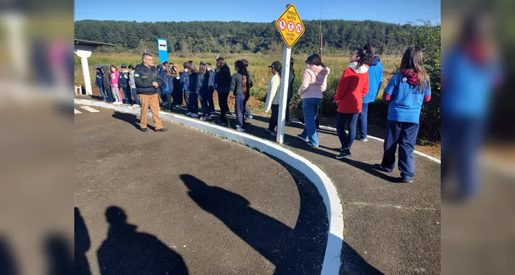 Durante a visita à Escola de Trânsito, a turma participou de uma atividade prática na mini malha viária, onde puderam aplicar os conhecimentos adquiridos.