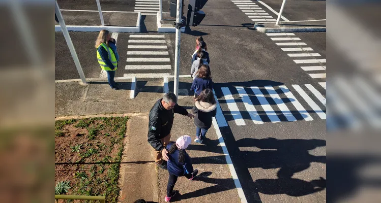 Durante a visita à Escola de Trânsito, a turma participou de uma atividade prática na mini malha viária, onde puderam aplicar os conhecimentos adquiridos.