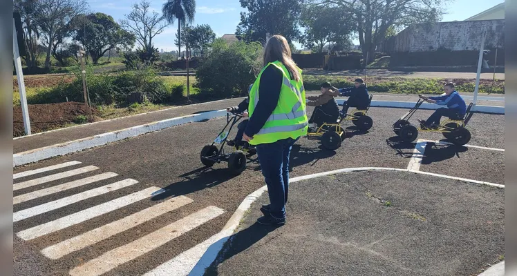 Durante a visita à Escola de Trânsito, a turma participou de uma atividade prática na mini malha viária, onde puderam aplicar os conhecimentos adquiridos.