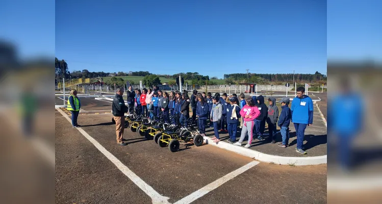 Durante a visita à Escola de Trânsito, a turma participou de uma atividade prática na mini malha viária, onde puderam aplicar os conhecimentos adquiridos.