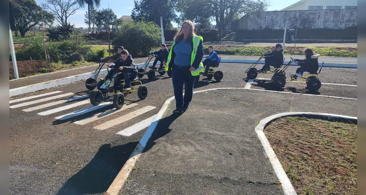 Durante a visita à Escola de Trânsito, a turma participou de uma atividade prática na mini malha viária, onde puderam aplicar os conhecimentos adquiridos.