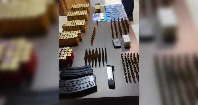 Armas e munições foram apreendidas em um cofre