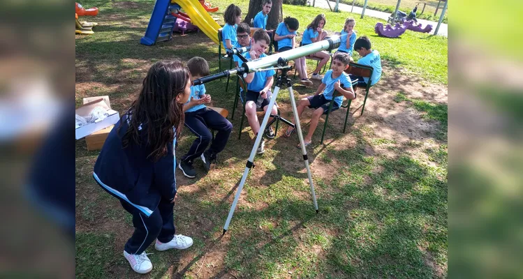 Parte das atividades realizadas pela turma envolveu a utilização de um telescópio.