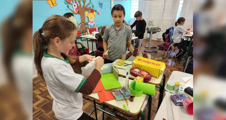 A turma também realizou outras atividades, como maquetes e desenhos ilustrando o tema trabalhado.