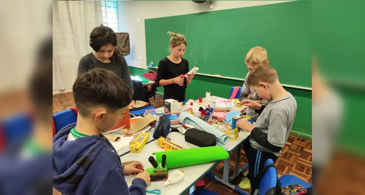 A turma também realizou outras atividades, como maquetes e desenhos ilustrando o tema trabalhado.