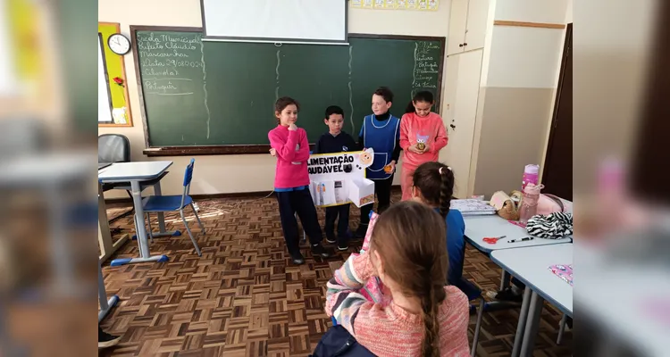 Após os estudos e pesquisas, os educandos realizaram apresentações interativas para a turma.