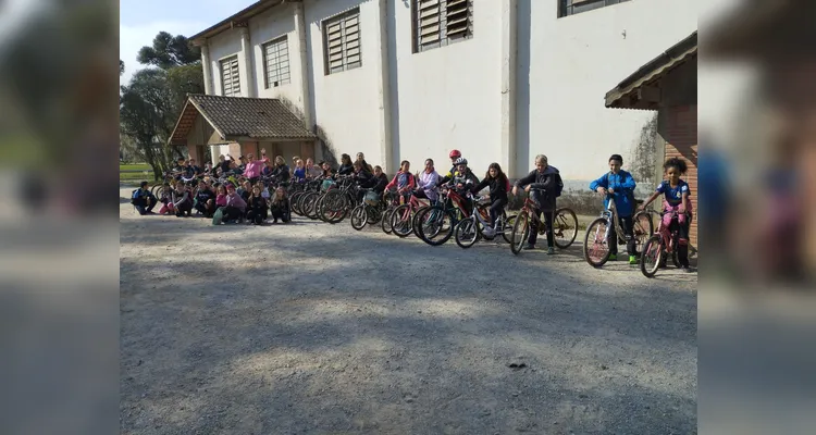 A finalização das atividades ocorreu com um passeio e piquenique em um parque próximo à escola, respeitando o direito ao lazer.