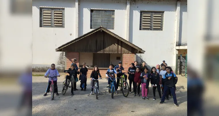 A finalização das atividades ocorreu com um passeio e piquenique em um parque próximo à escola, respeitando o direito ao lazer.