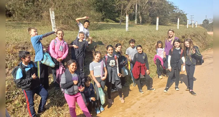 A finalização das atividades ocorreu com um passeio e piquenique em um parque próximo à escola, respeitando o direito ao lazer.