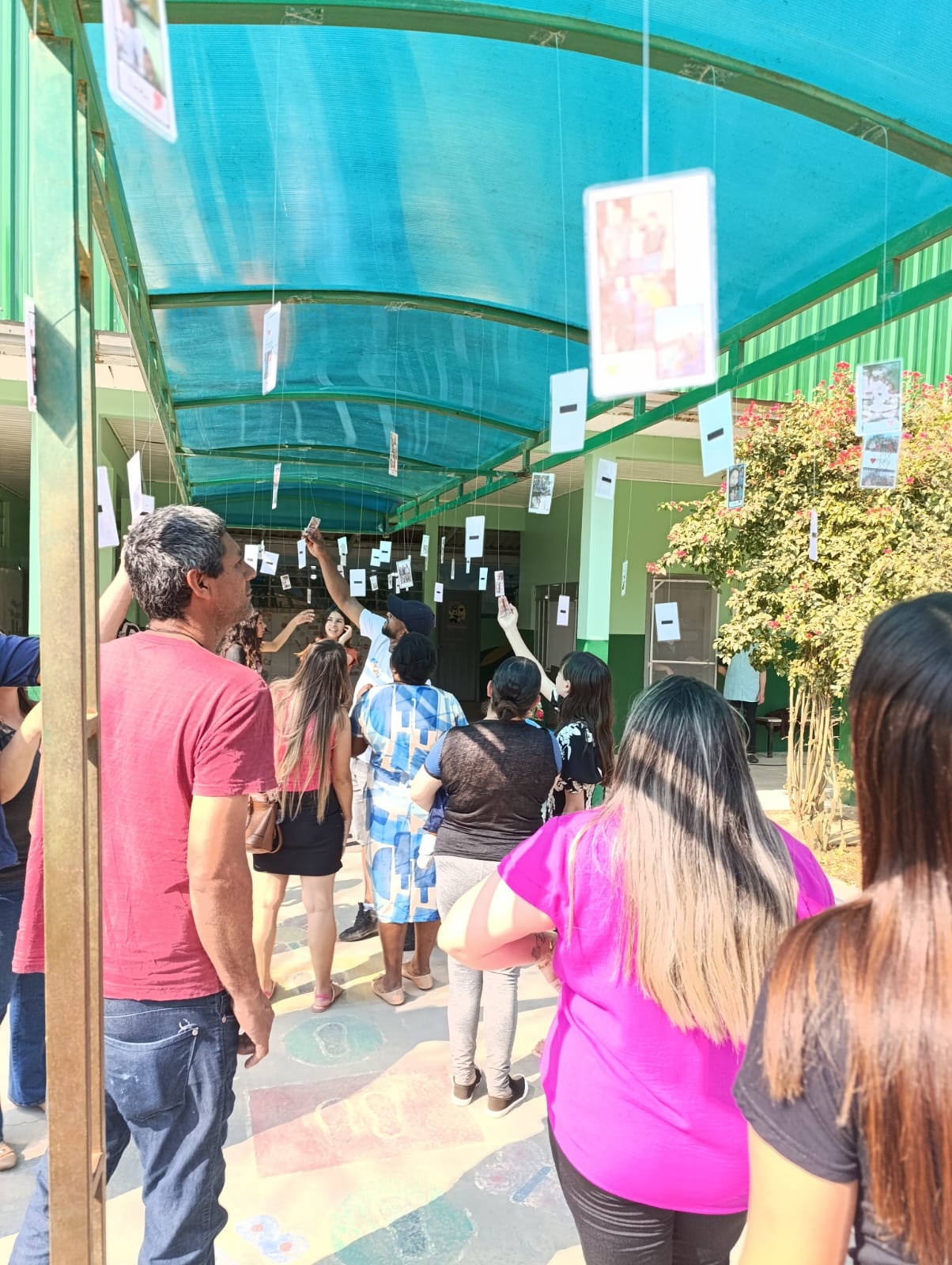 Os familiares puderam visitar as estações de trabalho e ver as atividades desenvolvidas pelos alunos.