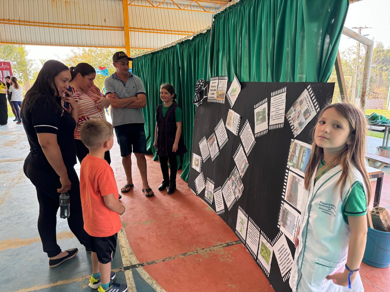 Os familiares puderam visitar as estações de trabalho e ver as atividades desenvolvidas pelos alunos.