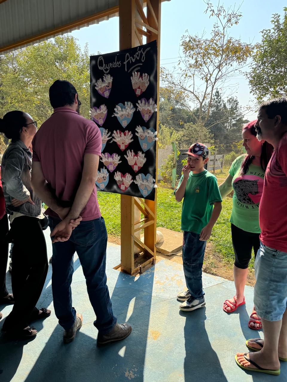 Os familiares puderam visitar as estações de trabalho e ver as atividades desenvolvidas pelos alunos.