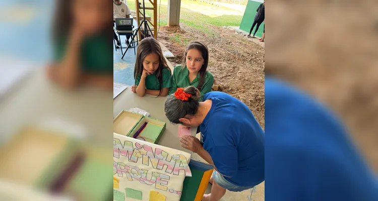 Os familiares puderam visitar as estações de trabalho e ver as atividades desenvolvidas pelos alunos.