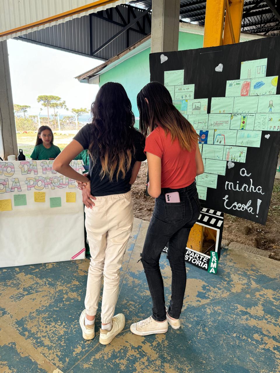 Os familiares puderam visitar as estações de trabalho e ver as atividades desenvolvidas pelos alunos.