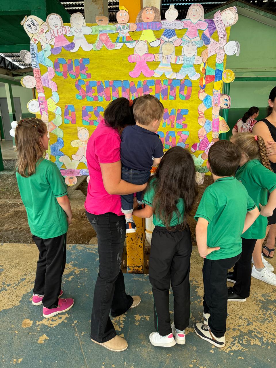 Os familiares puderam visitar as estações de trabalho e ver as atividades desenvolvidas pelos alunos.