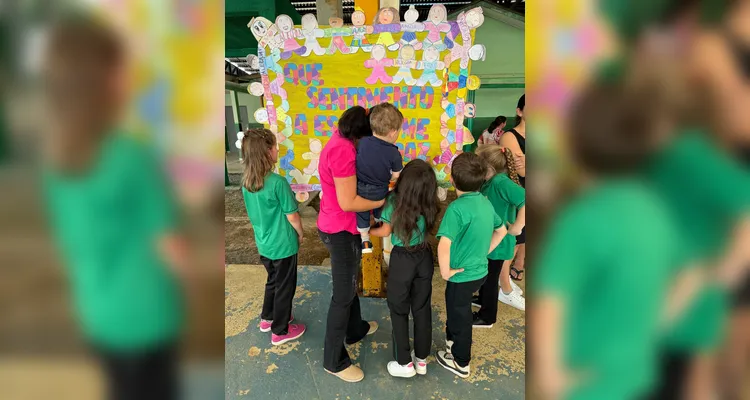 Os familiares puderam visitar as estações de trabalho e ver as atividades desenvolvidas pelos alunos.